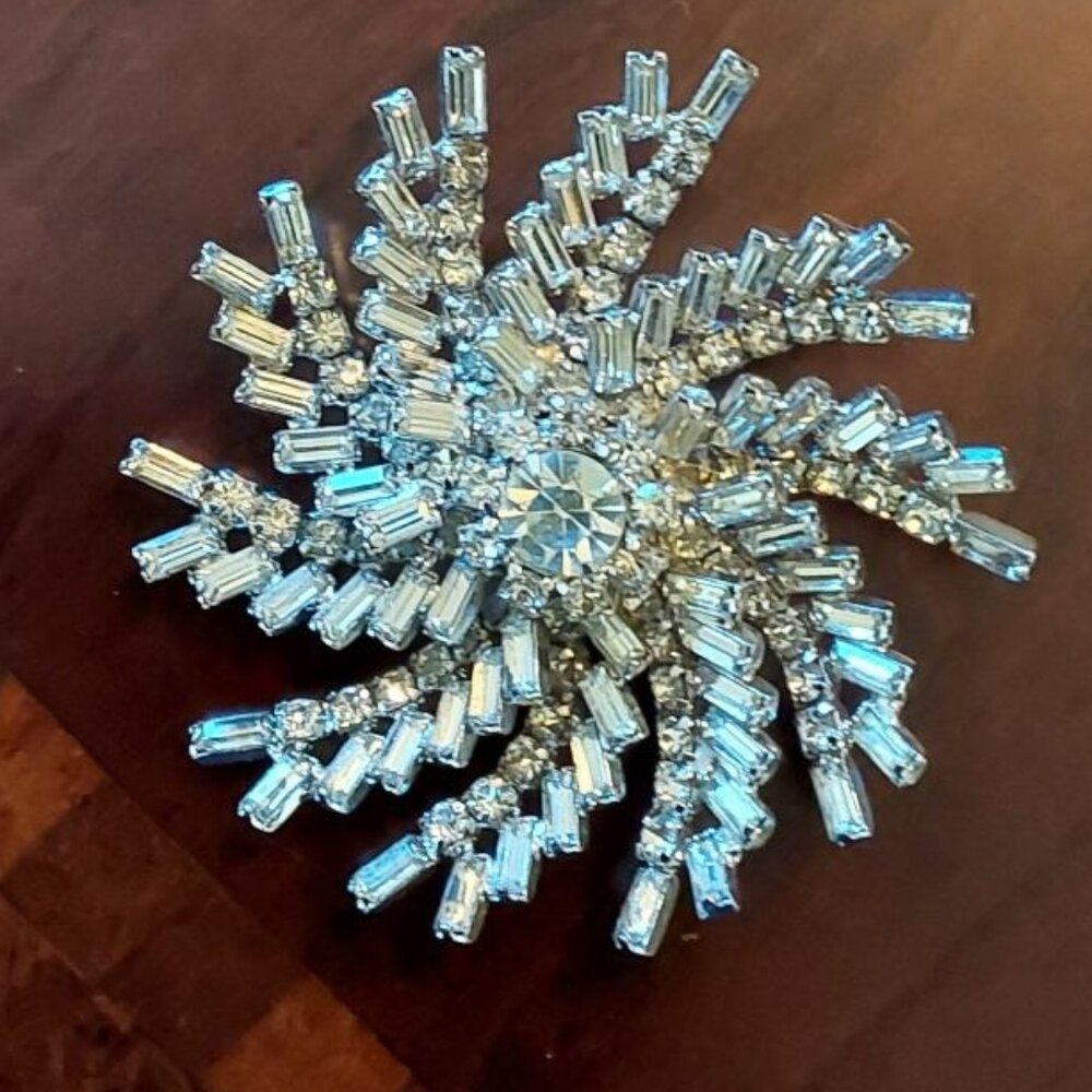 Vintage Weiss Snowflake Brooch with Clear Rhinestones and Baguettes